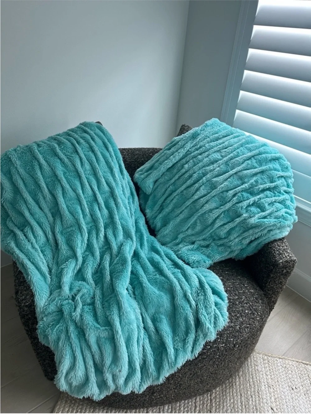 OSLO Z GALLERIE AQUAMARINE THROW